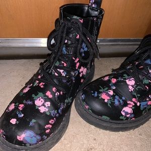 Art class size 3 zip up flowered boots